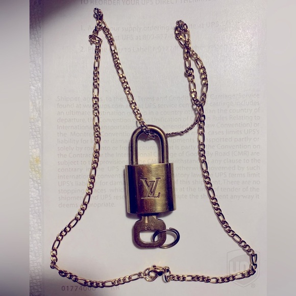 - LV LOCK/KEY W Figaro chain #344 - Picture 1 of 3